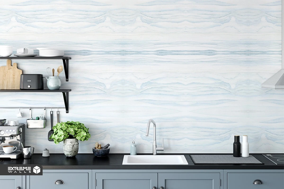 استفاده از کاغذ دیواری آبی روشن قابل شستشو در پشت دیوار سینک ظرفشویی