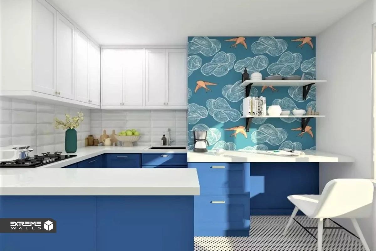 طراحی بخشی از دیوار آشپزخانه با کاغذ دیواری آبی آسمانی و کابینت های آبی لاجوردی 