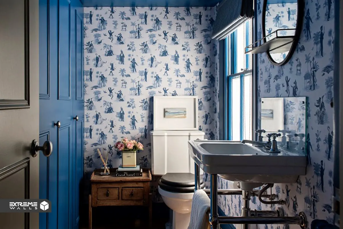 استفاده از کاغذ دیواری آبی در سرویس بهداشتی با درب چوبی به رنگ آبی 