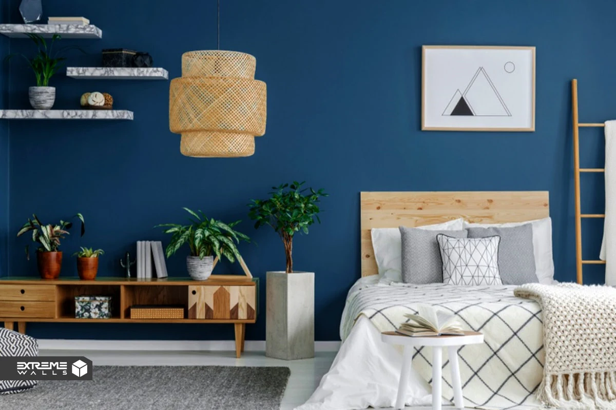 کاغذ دیواری آبی لاجوردی با اکسسوری های چوبی دکوراسیون اتاق خواب را به سبک روستیک نزدیک کرده است.