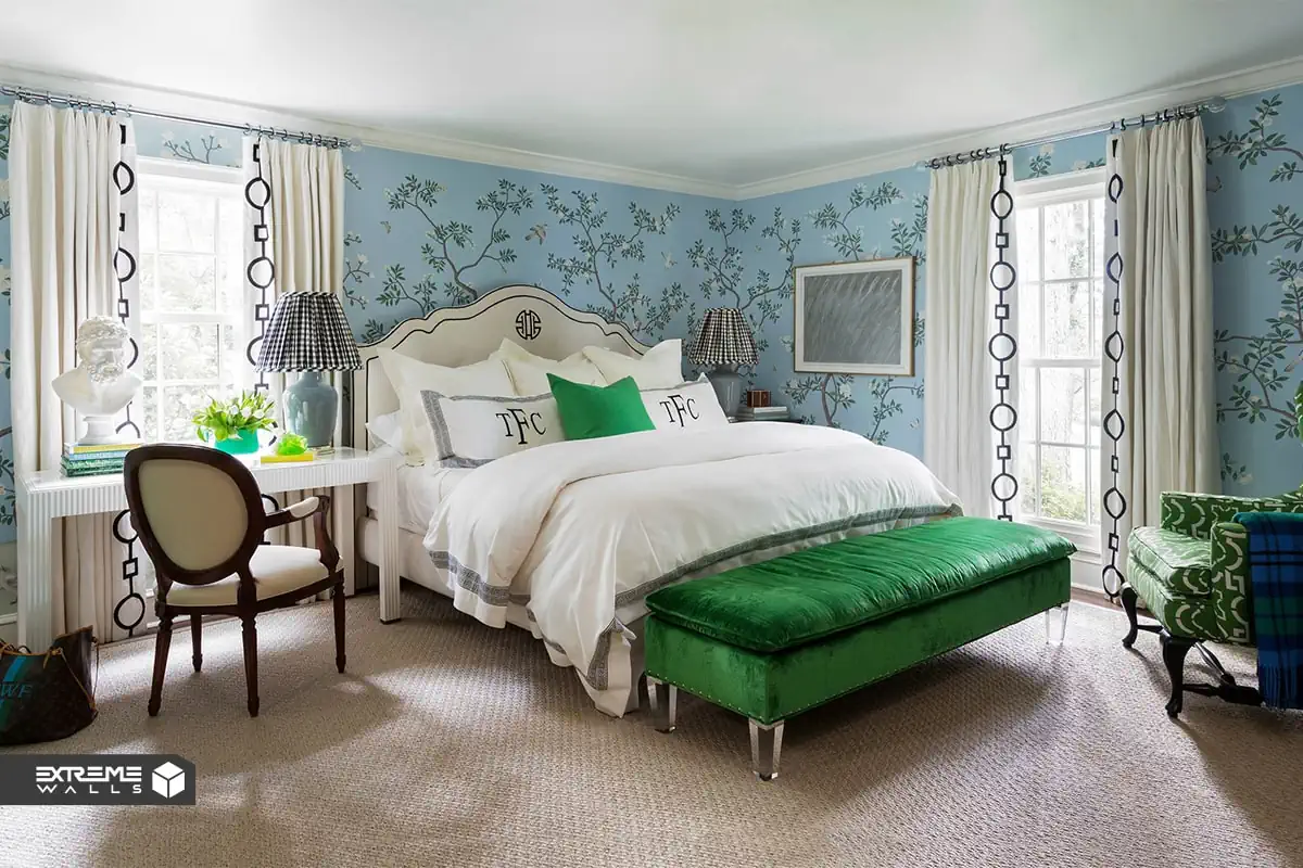 طراحی دیوار اتاق خواب با کاغذ دیواری آبی طرح درخت و درختچه و روتختی سفید فضای اتاق خواب را بسیار دلنشین کرده است 