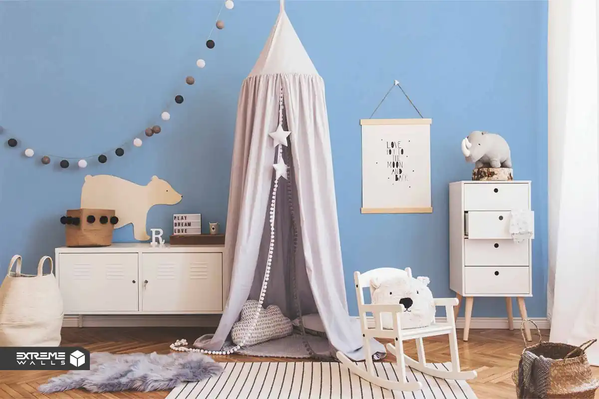 استفاده از کاغذ دیواری آبی ساده در اتاق کودک بسیار انتخاب مناسبی است.