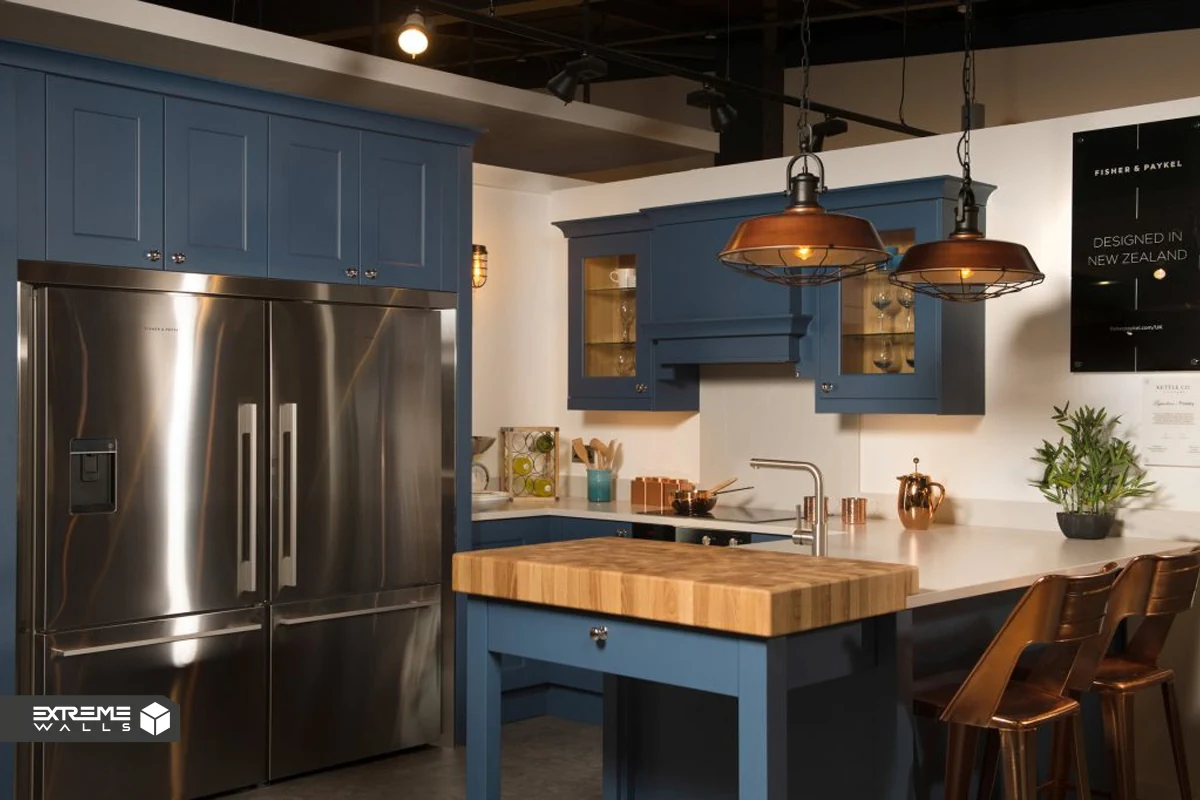رنگ مسی در کنار رنگ آبی جلوه ای خاص به دکوراسیون آشپزخانه بخشیده است. 