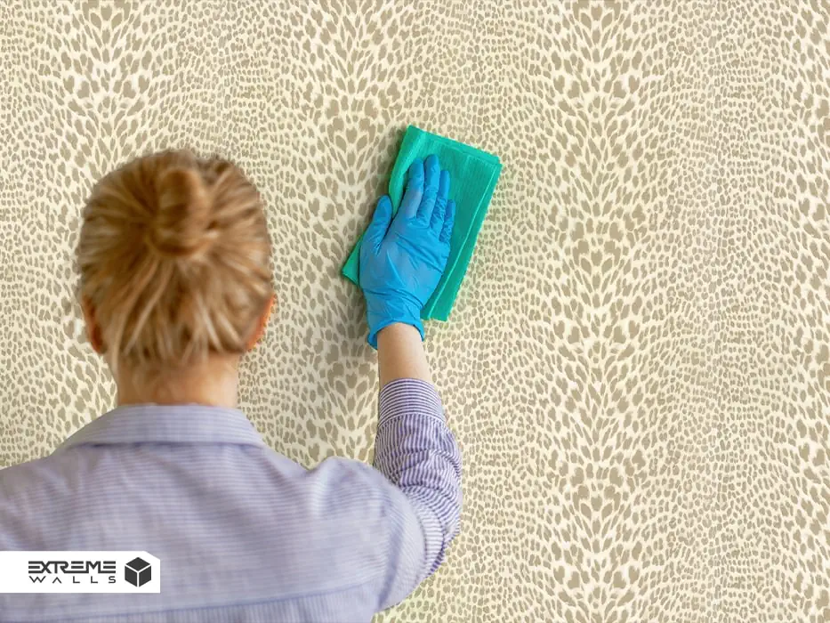 پاک کردن لکه‌ی ناشی از اثر انگشت از روی کاغذ دیواری