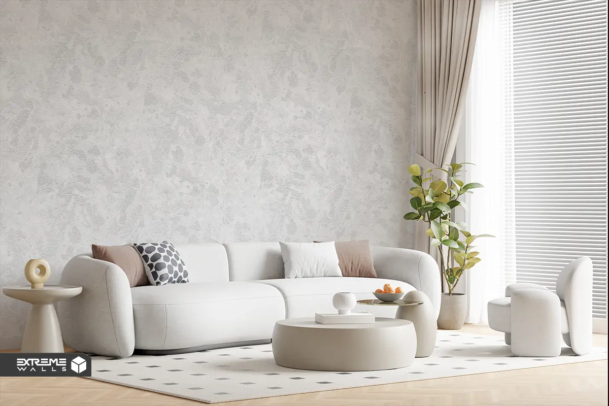 اتاق نشیمن روشن با پرده مینیمال و کاغذ دیواری سفید یا طوسی روشن