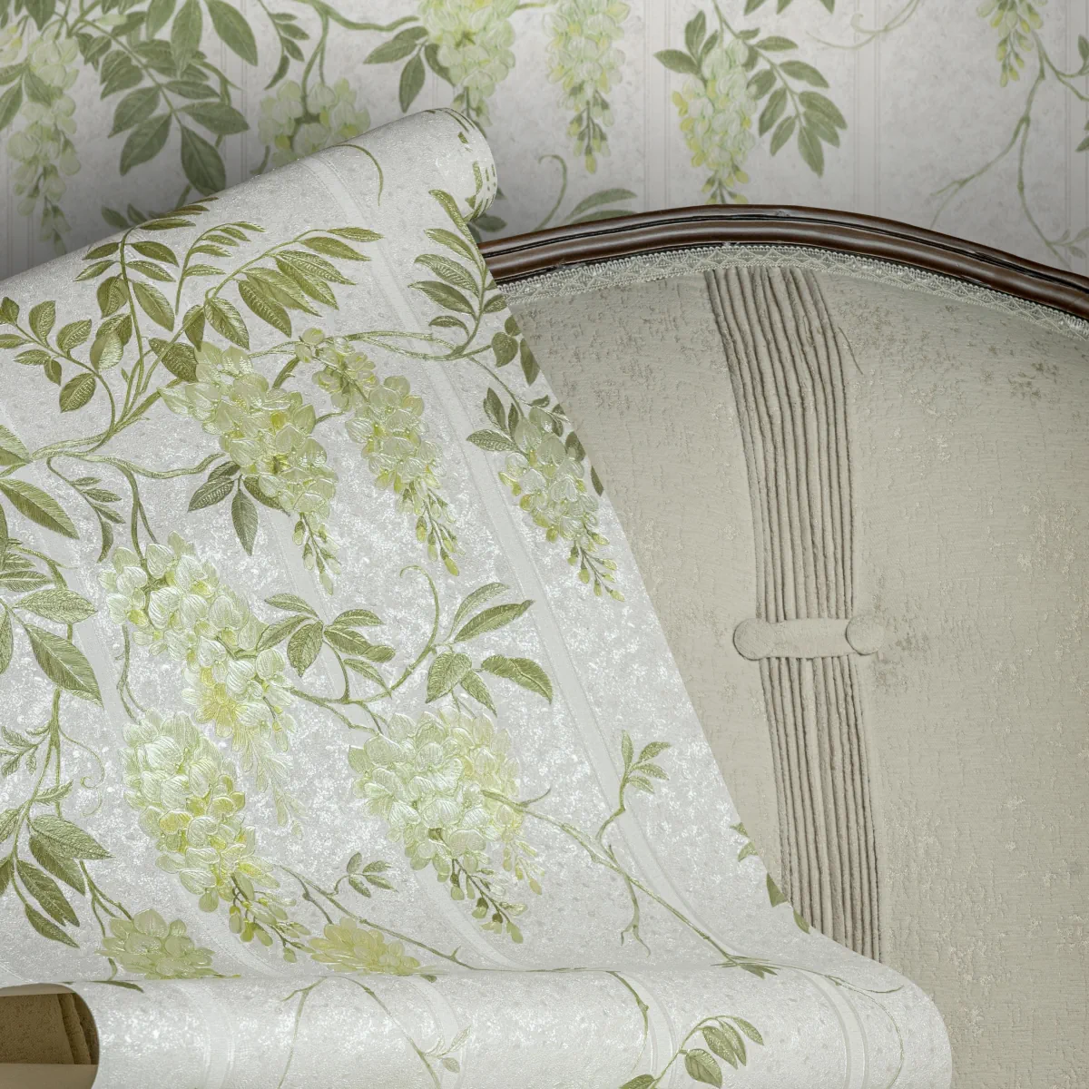 کاغذ دیواری طرح گلدار شاخ و برگ کد ۷۰۵۸ 6 کاغذ دیواری طرح گلدار شاخ و برگ کد ۷۰۵۸ رول باز روی مبل