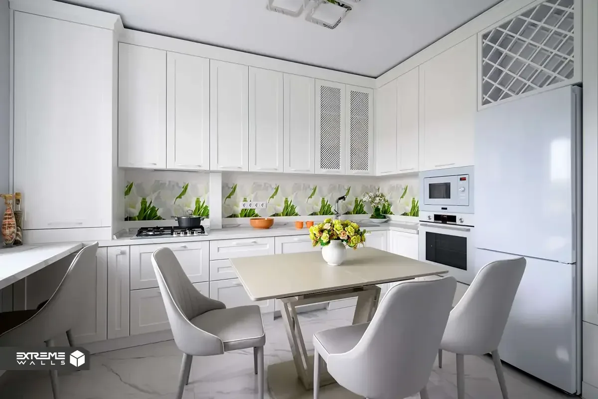 نمایی از کابینت نئوکلاسیک با خطوط ساده و رنگ ملایم و روشن 