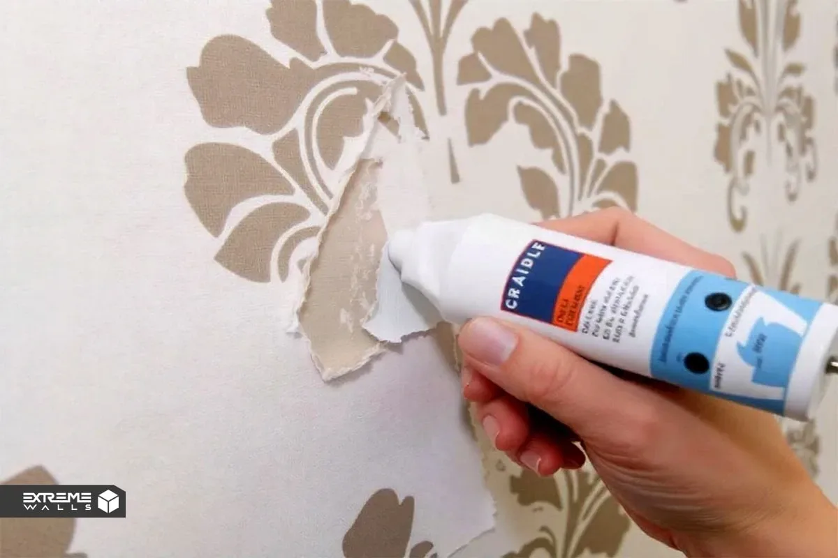 کاربردی ترین روش های ترمیم کاغذ دیواری پاره شده و آسیب دیده 4  چسب مخصوص در کنار بخشی از کاغذ دیواری که در حال ترمیم است.