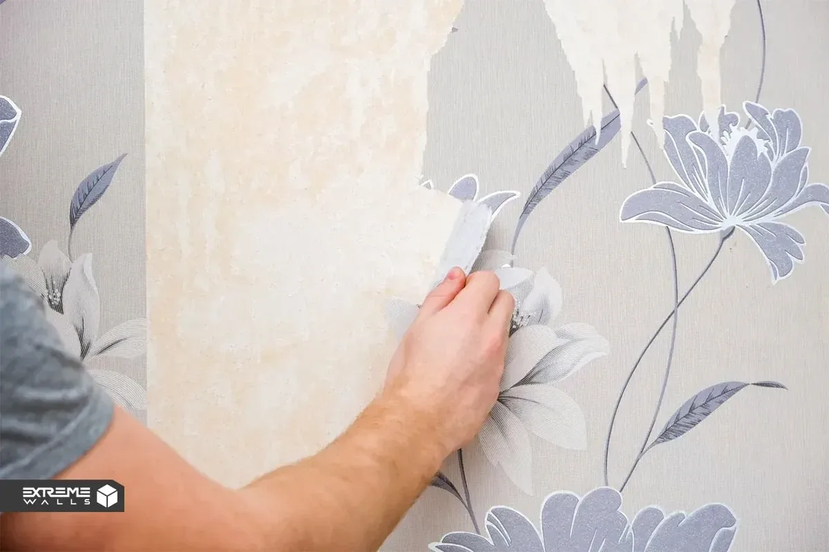 کاربردی ترین روش های ترمیم کاغذ دیواری پاره شده و آسیب دیده 2 ترمیم حرفهای کاغذ دیواری