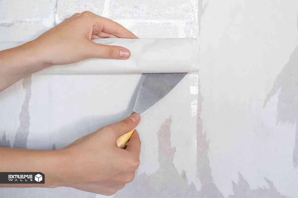 کاربردی ترین روش های ترمیم کاغذ دیواری پاره شده و آسیب دیده 13 نمای نزدیک از جدا کردن بخشی از کاغذ دیواری آسیبدیده از روی دیوار