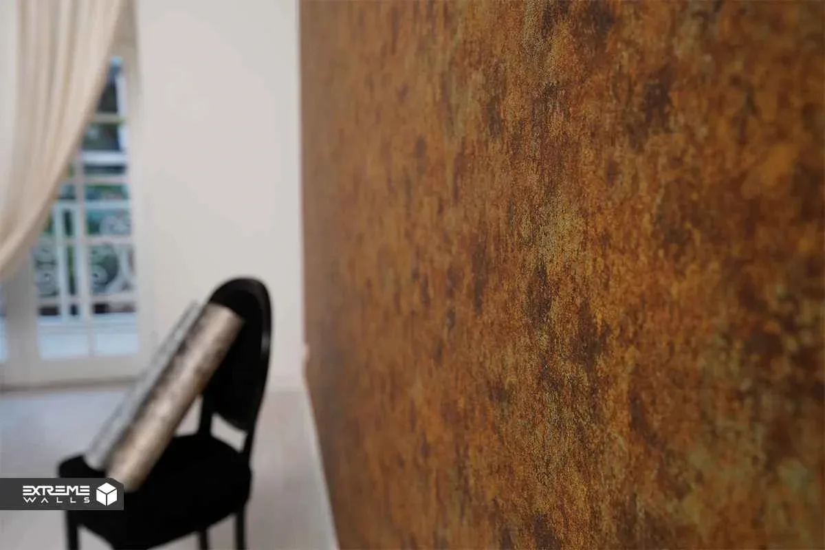 کاربردی ترین روش های ترمیم کاغذ دیواری پاره شده و آسیب دیده 7 دیوار با کاغذ دیواری طرحدار که مراحل خشک شدن پس از ترمیم در حال انجام است.