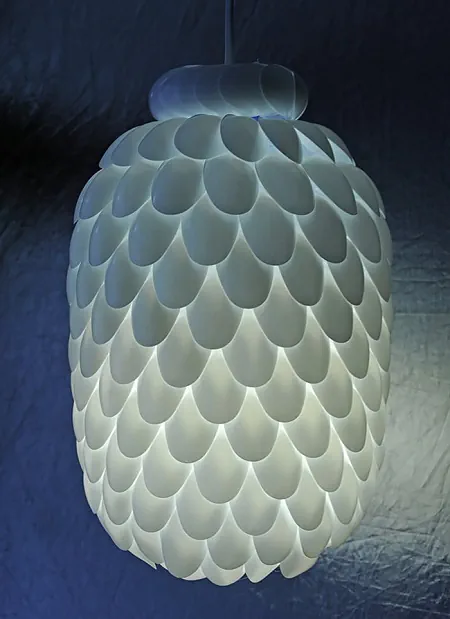 استفاده خلاقانه از لوازم دور ریختنی برای طراحی دکوراسیون داخلی 10 plastic spoon lamp