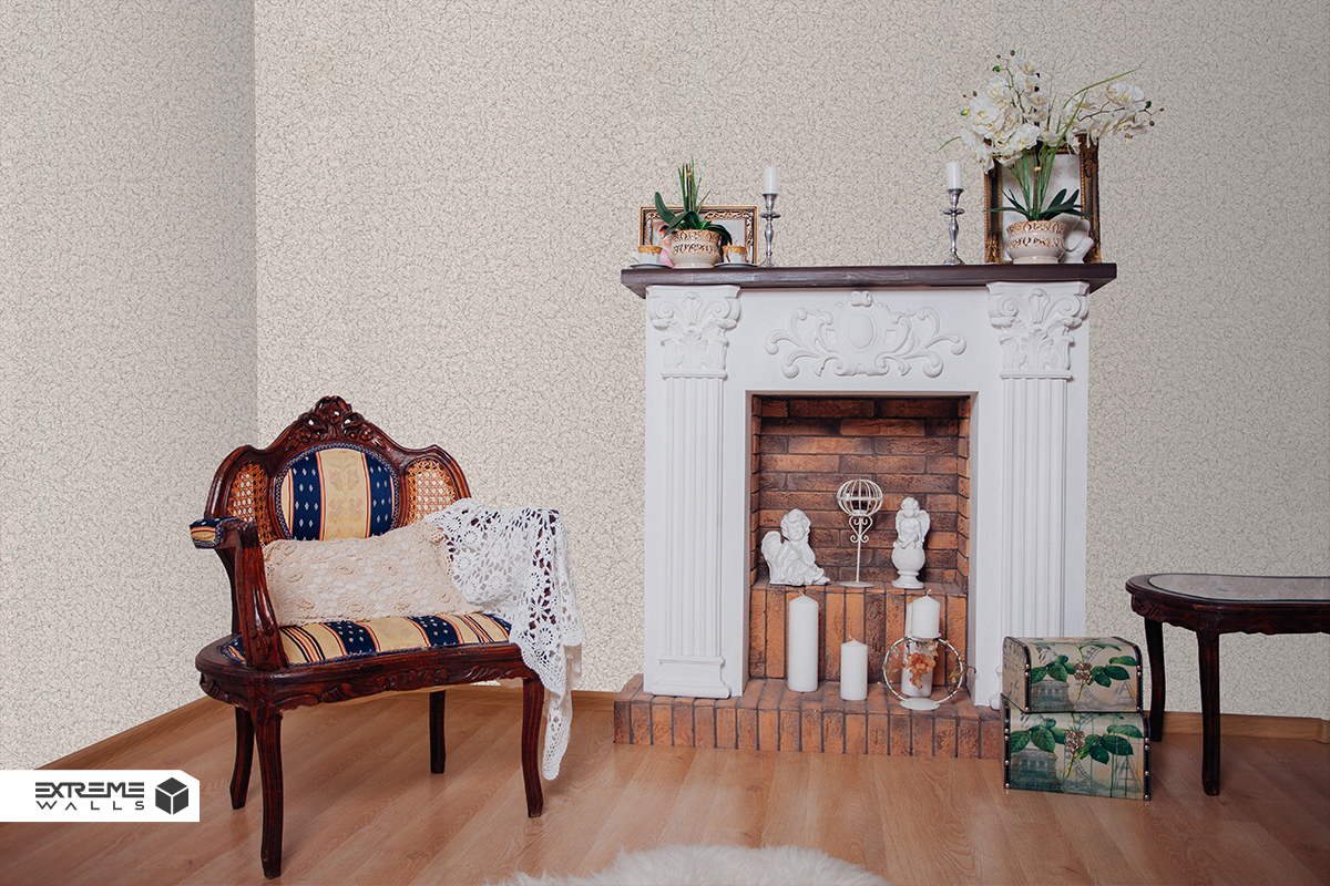 نمایی از یک اتاق نشیمن که شومینه داره و دیوارش با کاغذ دیواری در رنگ بژ یا کرم