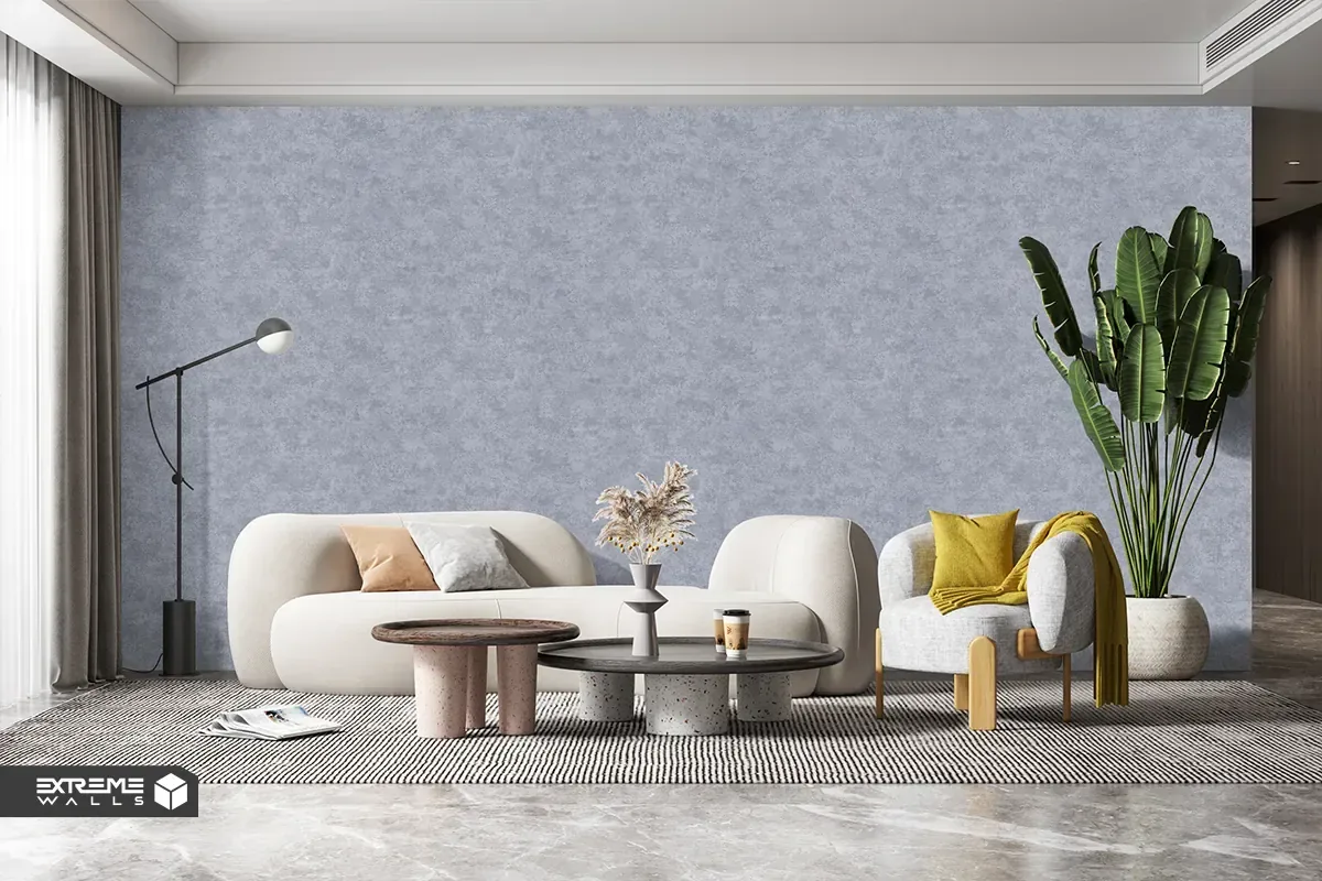 کاغذ دیواری ساده و مینیمال با طرح‌های ظریف و بافت لطیف در کنار مبلمان طوسی