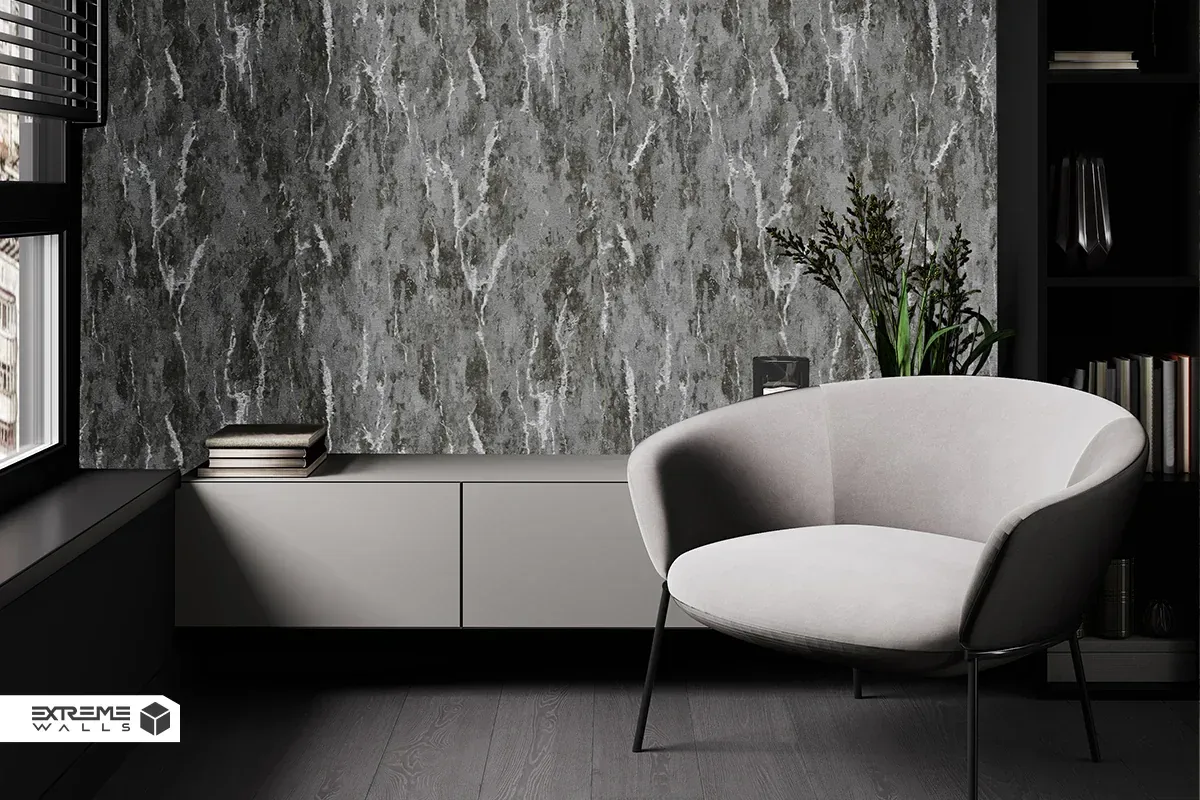 کاغذ دیواری پتینه و بافت‌دار با رنگ‌های خاکی و نقره‌ای در کنار مبلمان طوسی برای فضایی دنج و گرم