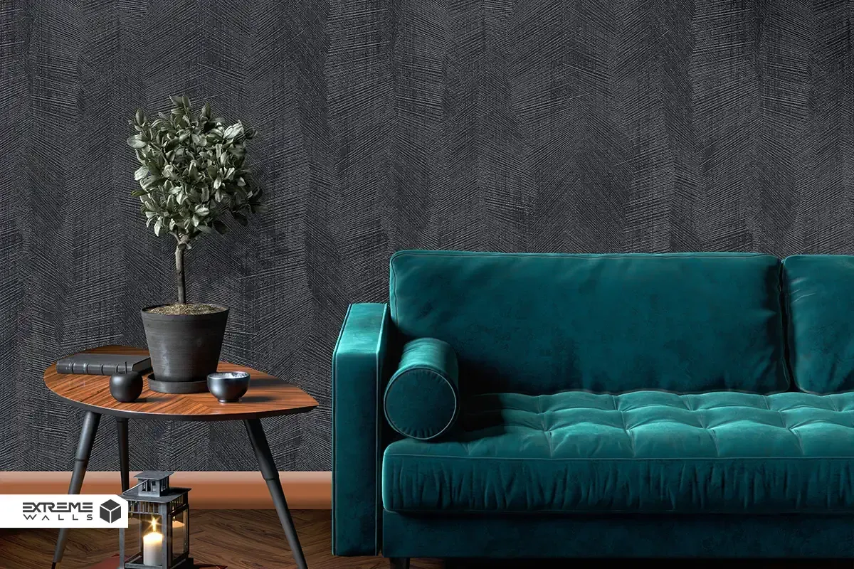 کاغذ دیواری مدرن با طرح‌های هندسی شامل خطوط راه‌راه و الگوهای تکراری در رنگ‌های خنثی و جسورانه کنار مبلمان طوسی