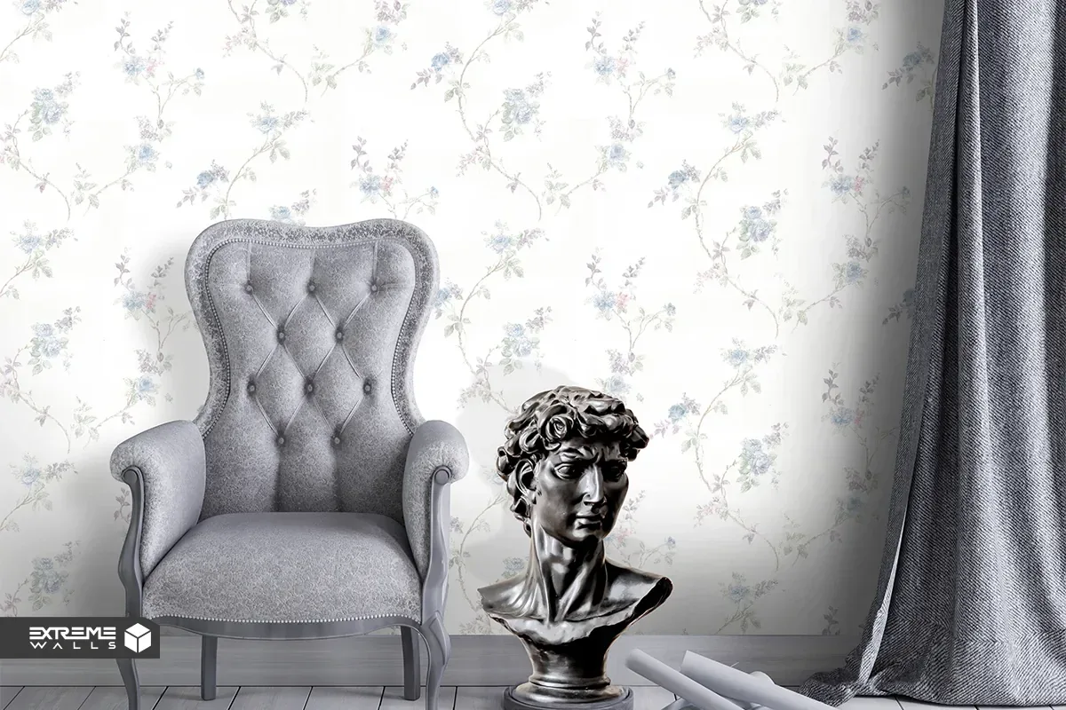 هماهنگی کاغذ دیواری با پرده، کفپوش چوبی تیره و نورپردازی در دکوراسیون داخلی