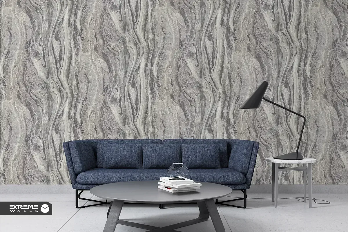 کاغذ دیواری خنثی سفید و کرم ست شده با مبلمان طوسی در فضای نشیمن روشن