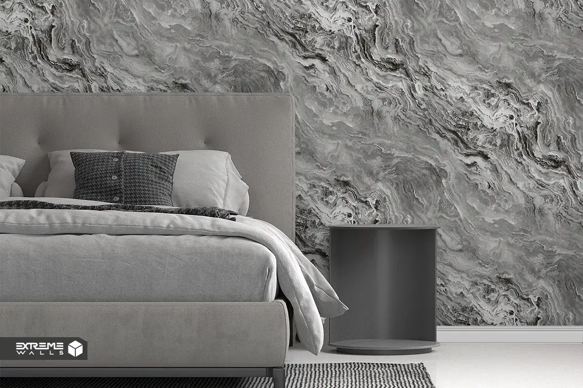 کاغذ دیواری سفید و بژ در اتاق نشیمن با مبل طوسی ساده