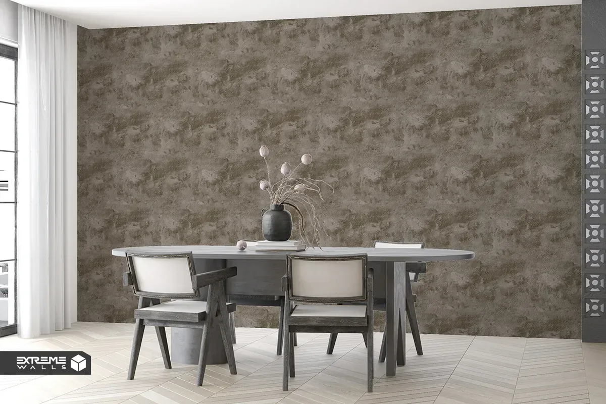 دکوراسیون گرم و صمیمی با کاغذ دیواری خاکی و مبل طوسی