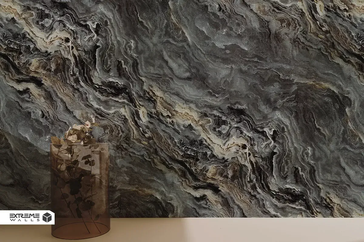 کاغذ دیواری آبی نفتی پررنگ و جسورانه همراه با مبلمان طوسی در سالن پذیرایی مدرن