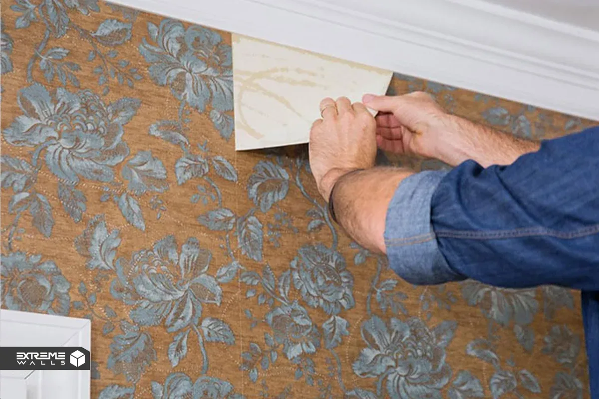 چرا بعضی کاغذ دیواریها بعد از چند ماه باد میکنند؟ راهحل رفع باد کردن کاغذ دیواری 7 نصب کاغذ دیواری