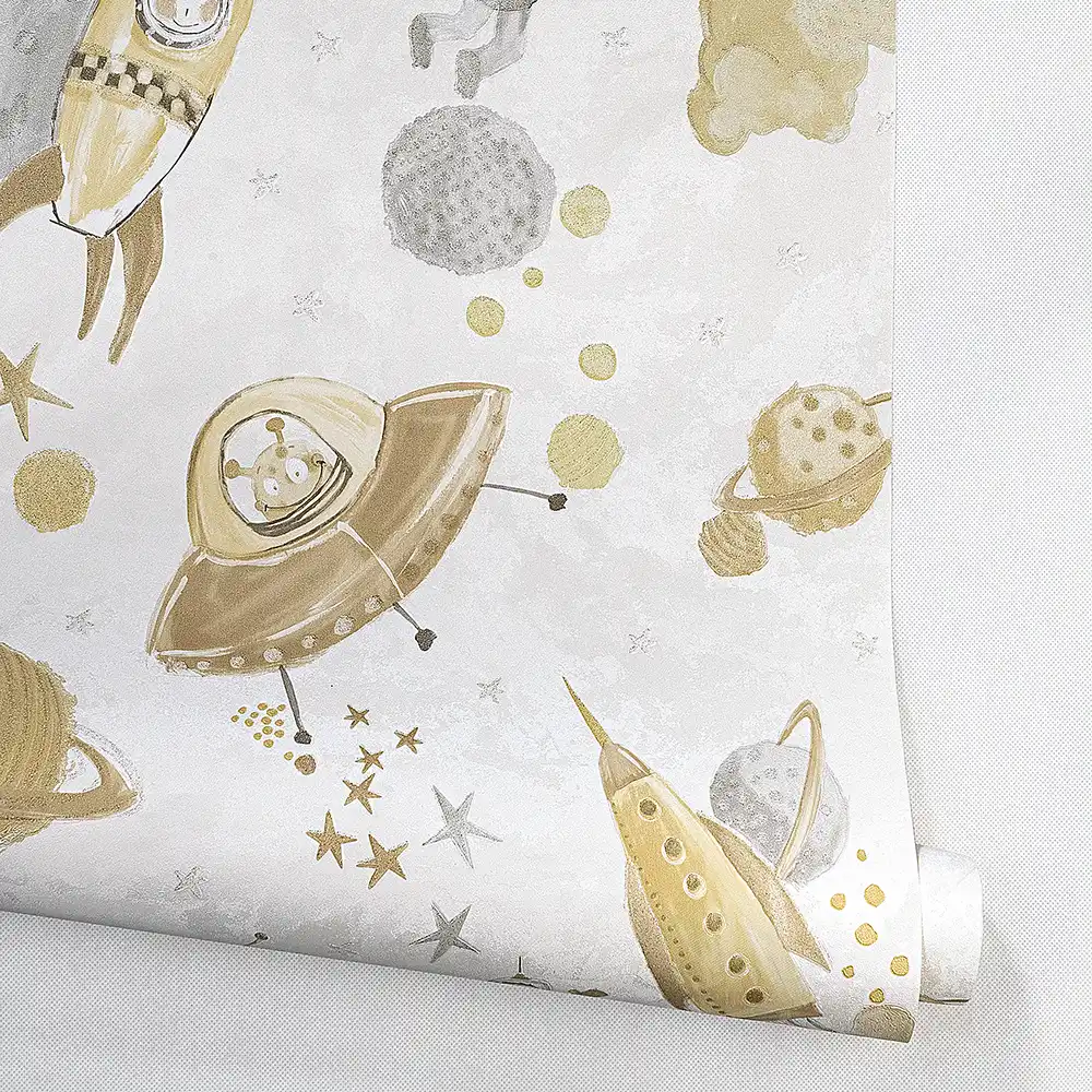کاغذ دیواری کودک طرح کهکشان و فضانورد | کرم / طلایی کد 12105 9 کاغذ دیواری کودک طرح کهکشان و فضانورد | کرم / طلایی کد 12105 رول باز شده ایستاده