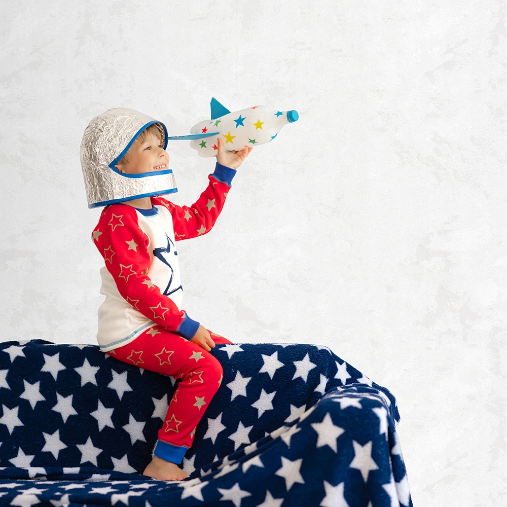 کاغذ دیواری کودک طرح ساده | سفید کد 12106 2 کاغذ دیواری کودک طرح ساده | سفید کد 12106 کودک روی مبل