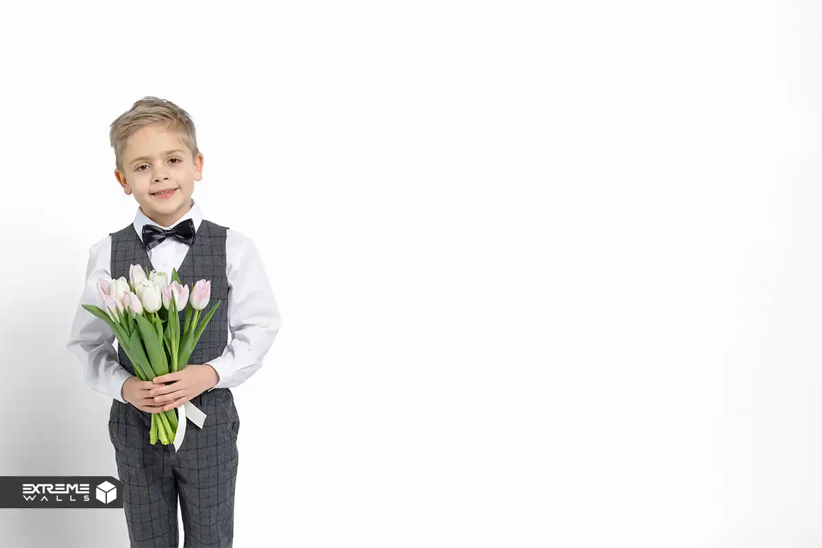 کاغذ دیواری کودک ساده و مینیمال با رنگ‌های خنثی برای فضایی آرام و روشن.